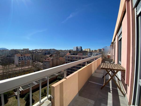 Marseille 13003 Appartement  type 2 dernier étage  avec large balcon 42 m2