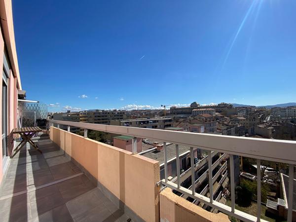 Marseille 13003 Appartement  type 2 dernier étage  avec large balcon 42 m2