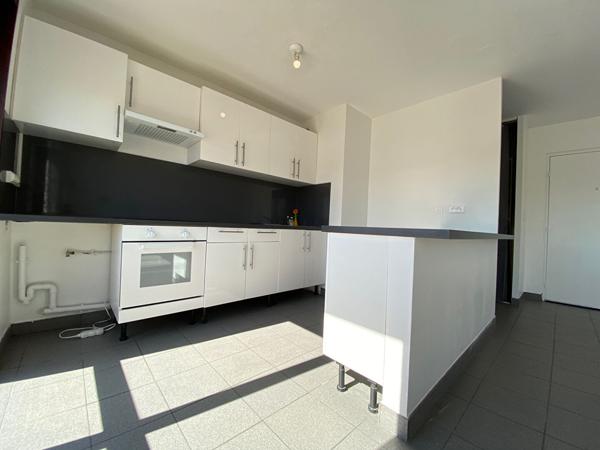Marseille 13003 Appartement  type 2 dernier étage  avec large balcon 42 m2