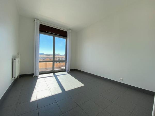 Marseille 13003 Appartement  type 2 dernier étage  avec large balcon 42 m2