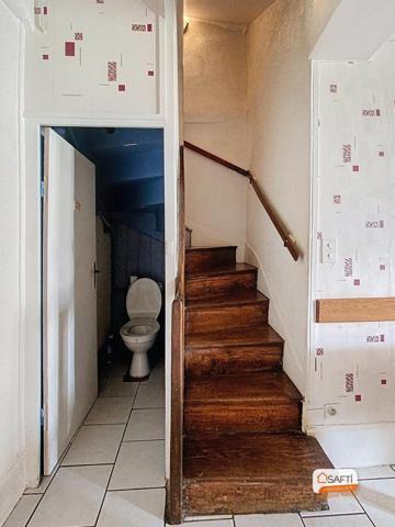 Maison de ville avec cour et dépendances