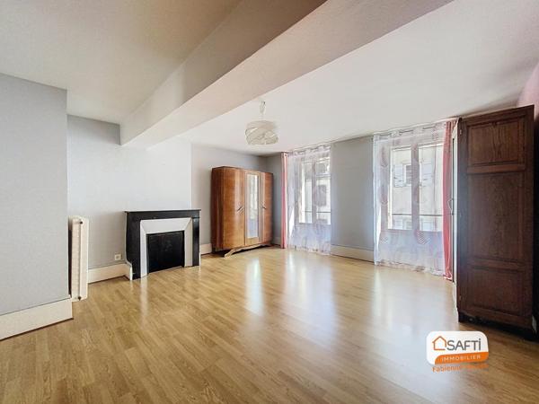 Maison de ville avec cour et dépendances