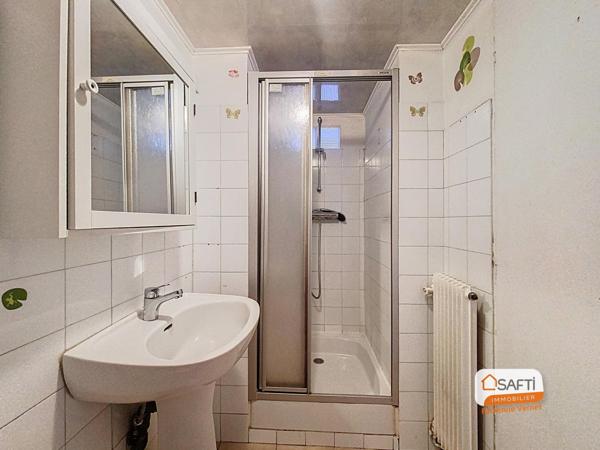 Maison de ville avec cour et dépendances