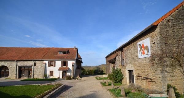 Ensemble de deux granges dont une avec habitation.