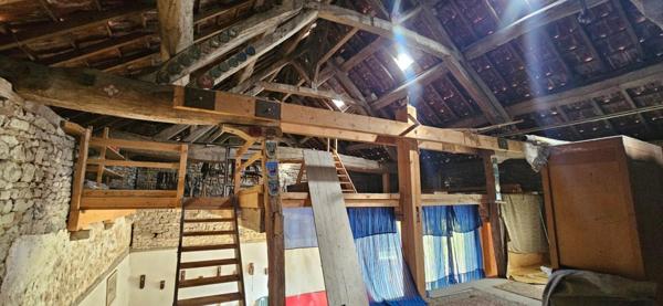 Ensemble de deux granges dont une avec habitation.