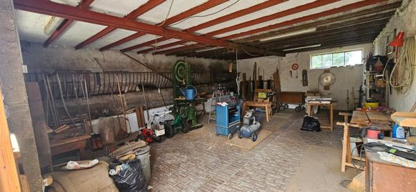 Ensemble de deux granges dont une avec habitation.