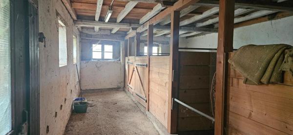 Ensemble de deux granges dont une avec habitation.