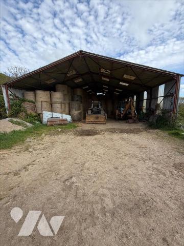 BATIMENTS DE 900 ET 250 M2 PROCHE QUIMPER ELECTRICITE ET EAU 1 HECTARE ACCESSIBLE DEPUIS LA ROU...