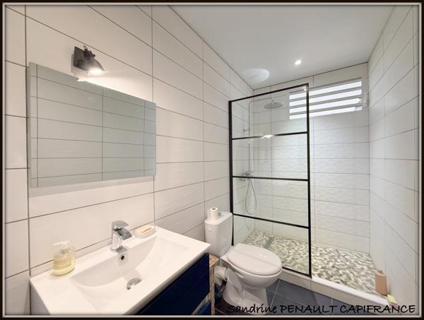 A VENDRE A KOUROU (97310) UNE CHARMANTE MAISON T5 DE 106 m² - TERRAIN DE 440 m² - AU PRIX DE 318 000 €.