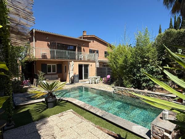 Maison de 210 m² avec 4 appartements, piscine sur 800 m²
