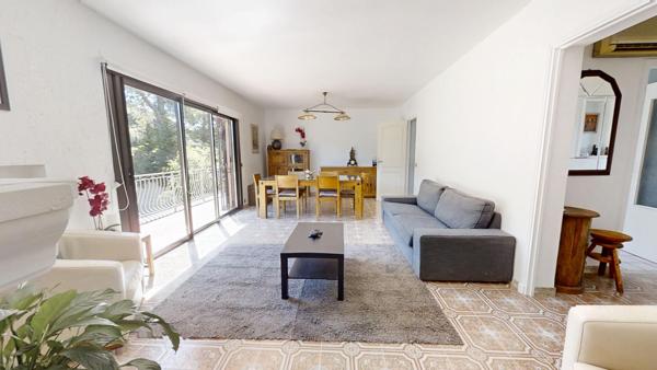 Maison de 210 m² avec 4 appartements, piscine sur 800 m²