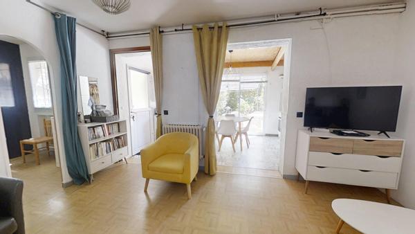 Maison de 210 m² avec 4 appartements, piscine sur 800 m²