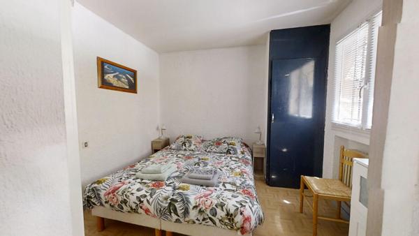 Maison de 210 m² avec 4 appartements, piscine sur 800 m²