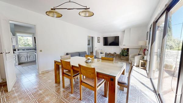 Maison de 210 m² avec 4 appartements, piscine sur 800 m²