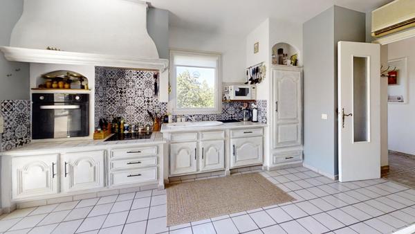 Maison de 210 m² avec 4 appartements, piscine sur 800 m²