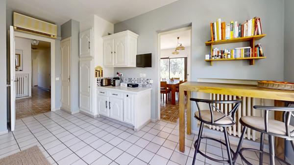 Maison de 210 m² avec 4 appartements, piscine sur 800 m²