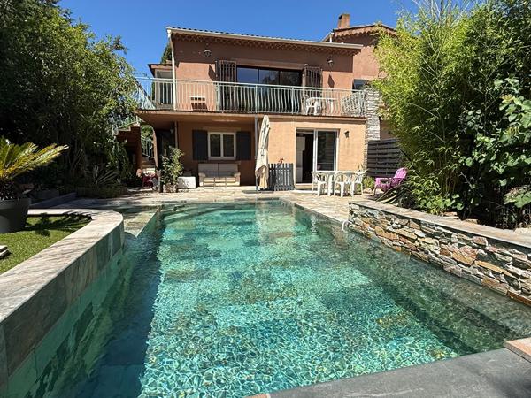 Maison de 210 m² avec 4 appartements, piscine sur 800 m²