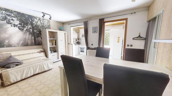 Maison de 210 m² avec 4 appartements, piscine sur 800 m²