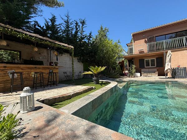 Maison de 210 m² avec 4 appartements, piscine sur 800 m²