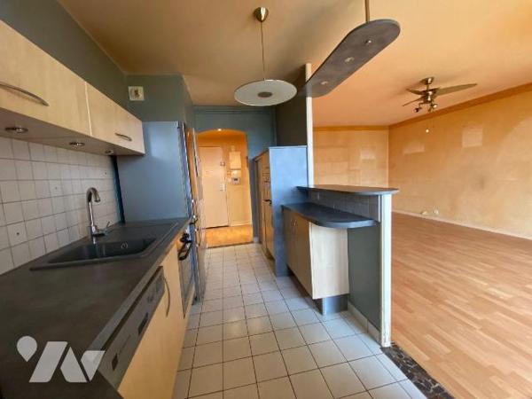 Secteur Quizac - Situé au 10ème étage d'un immeuble avec ascenseur, venez découvrir cet apparte...