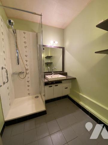 Secteur Quizac - Situé au 10ème étage d'un immeuble avec ascenseur, venez découvrir cet apparte...