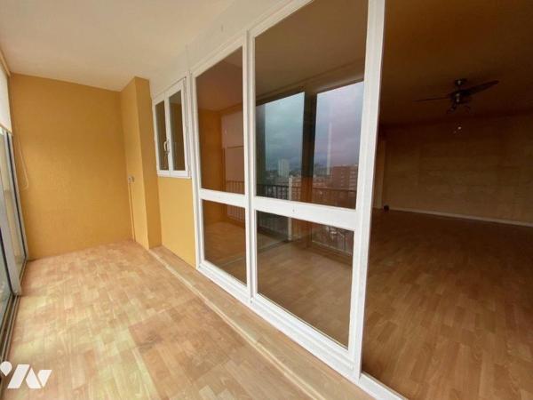 Secteur Quizac - Situé au 10ème étage d'un immeuble avec ascenseur, venez découvrir cet apparte...