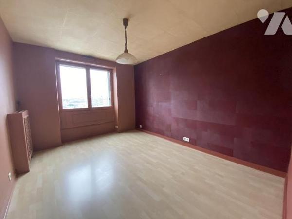 Secteur Quizac - Situé au 10ème étage d'un immeuble avec ascenseur, venez découvrir cet apparte...