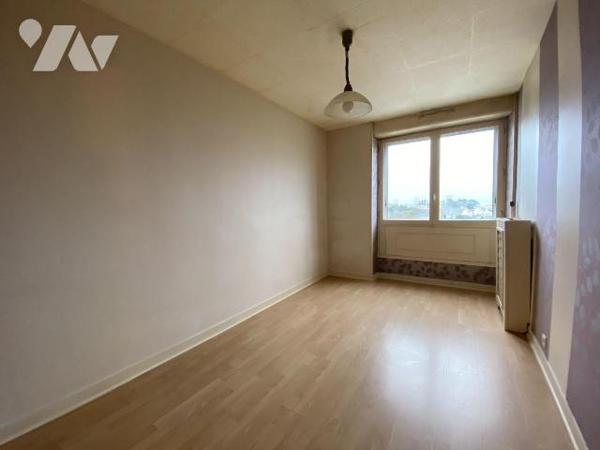 Secteur Quizac - Situé au 10ème étage d'un immeuble avec ascenseur, venez découvrir cet apparte...