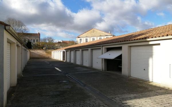 Stationnement à louer    15 m2 Rochefort