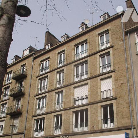 PLEIN CENTRE VILLE
Au 1er étage, APPT comprenant : entrée-séjour-salon exposé au Sud-Ouest, cu...