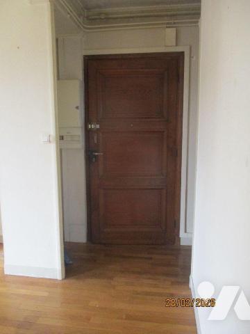 PLEIN CENTRE VILLE
Au 1er étage, APPT comprenant : entrée-séjour-salon exposé au Sud-Ouest, cu...