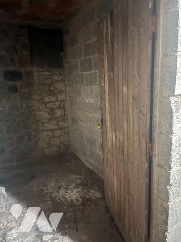 PLEIN CENTRE VILLE
Au 1er étage, APPT comprenant : entrée-séjour-salon exposé au Sud-Ouest, cu...