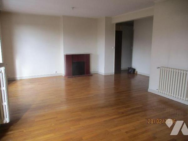 PLEIN CENTRE VILLE
Au 1er étage, APPT comprenant : entrée-séjour-salon exposé au Sud-Ouest, cu...