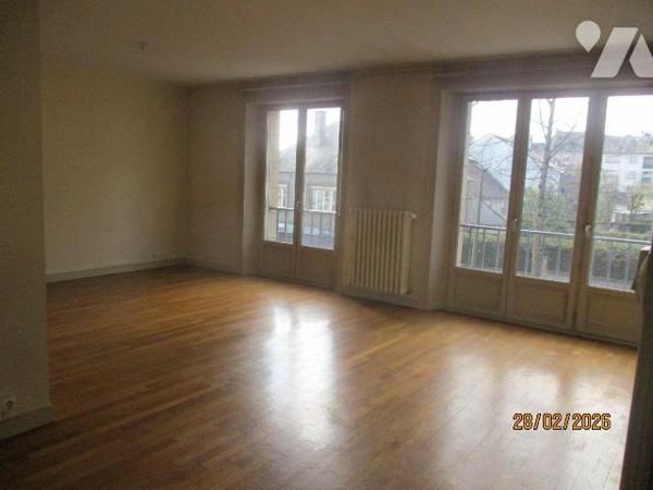 PLEIN CENTRE VILLE
Au 1er étage, APPT comprenant : entrée-séjour-salon exposé au Sud-Ouest, cu...