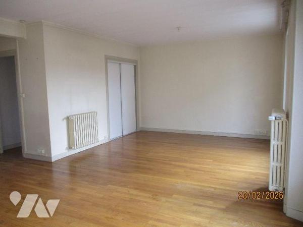 PLEIN CENTRE VILLE
Au 1er étage, APPT comprenant : entrée-séjour-salon exposé au Sud-Ouest, cu...