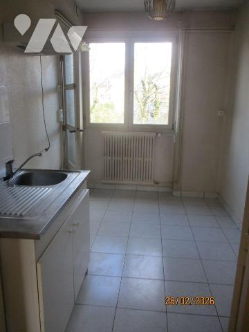 PLEIN CENTRE VILLE
Au 1er étage, APPT comprenant : entrée-séjour-salon exposé au Sud-Ouest, cu...