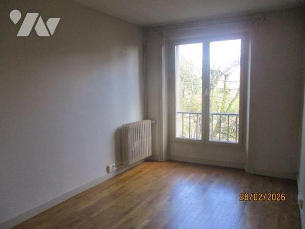 PLEIN CENTRE VILLE
Au 1er étage, APPT comprenant : entrée-séjour-salon exposé au Sud-Ouest, cu...