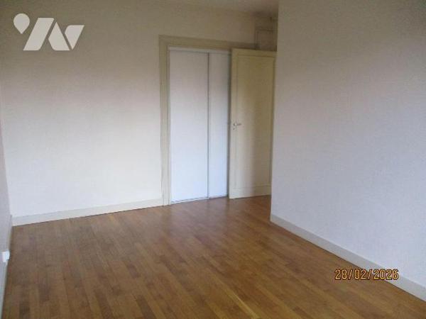 PLEIN CENTRE VILLE
Au 1er étage, APPT comprenant : entrée-séjour-salon exposé au Sud-Ouest, cu...