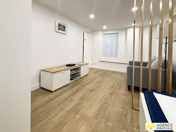Versailles Chantiers-Mairie - studio de 27.40 m² avec entrée indépendante 260 000 € **  - Référence  27611