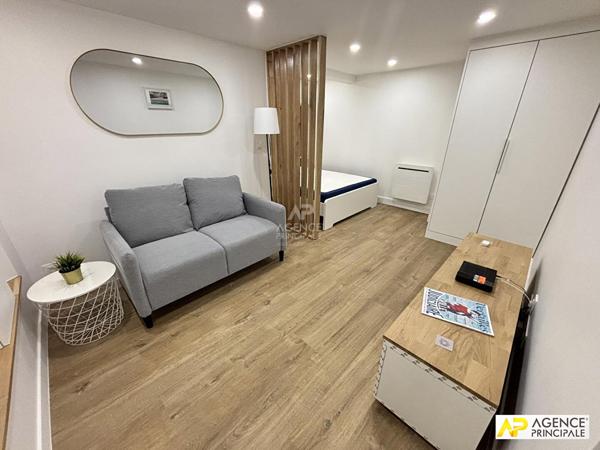 Versailles Chantiers-Mairie - studio de 27.40 m² avec entrée indépendante 260 000 € **  - Référence  27611