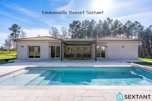 Maison contemporaine de plain-pied à 10 min de Bergerac, 225 m2, piscine, terrain boisé