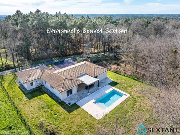 Maison contemporaine de plain-pied à 10 min de Bergerac, 225 m2, piscine, terrain boisé