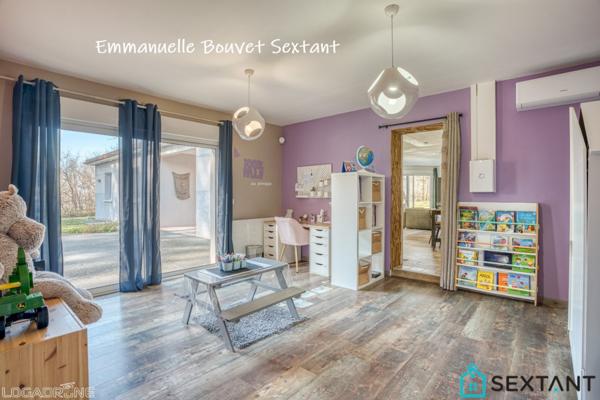 Maison contemporaine de plain-pied à 10 min de Bergerac, 225 m2, piscine, terrain boisé