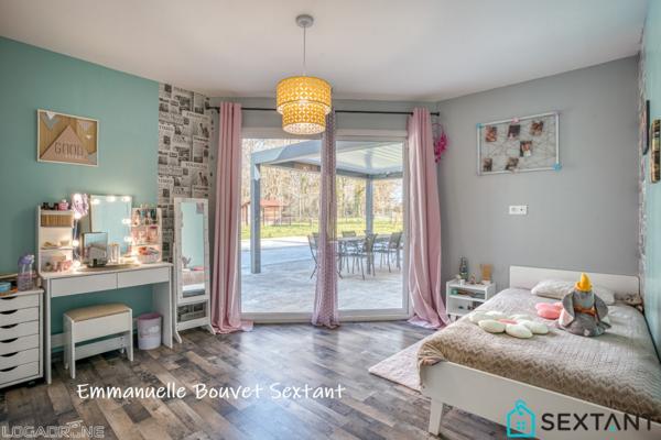 Maison contemporaine de plain-pied à 10 min de Bergerac, 225 m2, piscine, terrain boisé