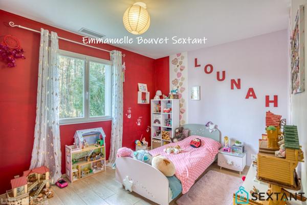 Maison contemporaine de plain-pied à 10 min de Bergerac, 225 m2, piscine, terrain boisé