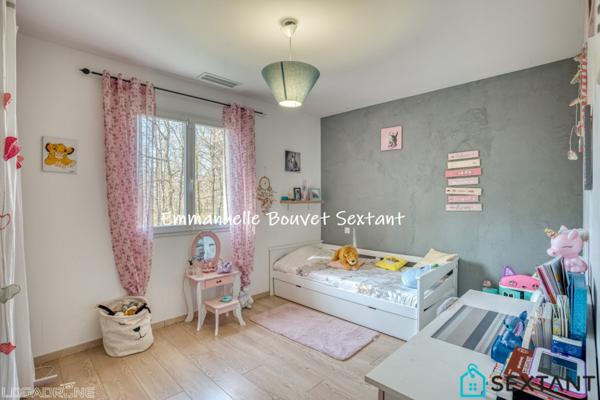 Maison contemporaine de plain-pied à 10 min de Bergerac, 225 m2, piscine, terrain boisé