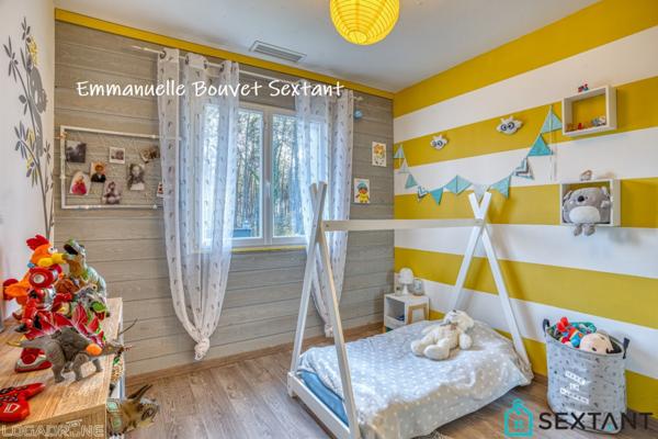 Maison contemporaine de plain-pied à 10 min de Bergerac, 225 m2, piscine, terrain boisé