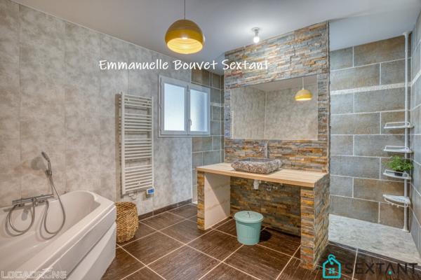 Maison contemporaine de plain-pied à 10 min de Bergerac, 225 m2, piscine, terrain boisé