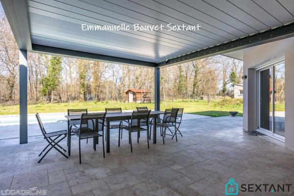 Maison contemporaine de plain-pied à 10 min de Bergerac, 225 m2, piscine, terrain boisé