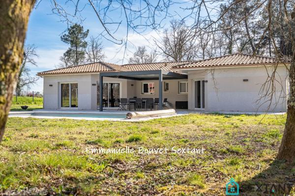 Maison contemporaine de plain-pied à 10 min de Bergerac, 225 m2, piscine, terrain boisé